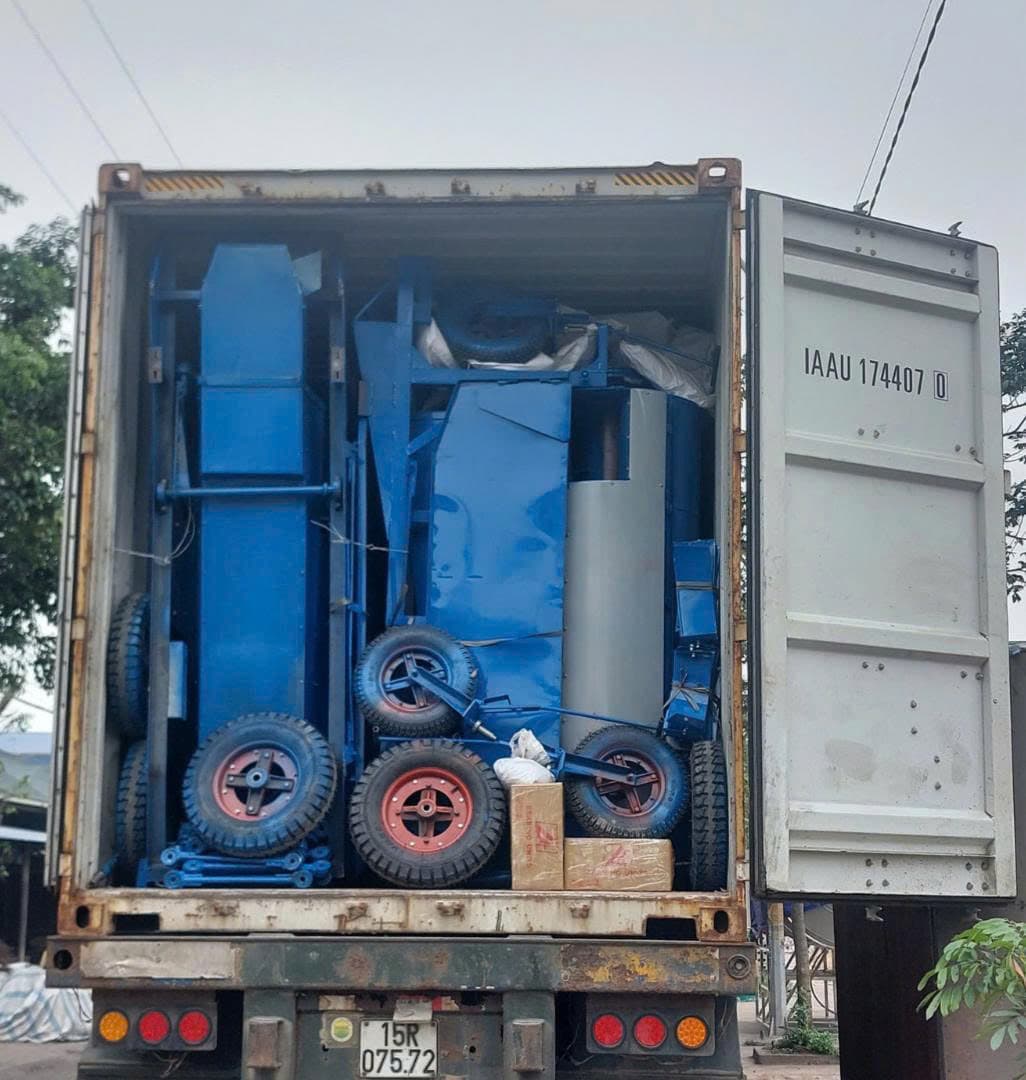 Blue concrete mixers — container IAAU 174407